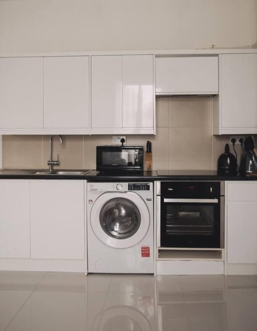 3 Bed Flat With Balcony Central ลอนดอน ภายนอก รูปภาพ